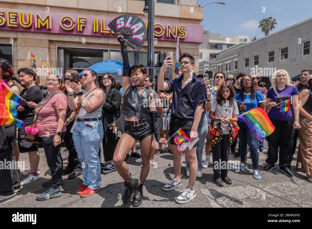 Los Angeles, Kalifornien, Usa. März 2000. Die LA Pride Parade ist die älteste, größte und am längsten laufende Pride Parade in Südkalifornien! Wir sind stolz darauf, Los Angeles, den größten, zu feiern. Stadt. In. Die. Welt. Über 100.000 LA Pride-Familien, Freunde und Fans werden nach Hollywood absteigen, um unsere berühmte LGBTQ-Prozession auf dem Hollywood Blvd zu jubeln. Für dieses 55. Jahr planen wir zusätzliche Auftritte, Musik und Prominente. (Foto: Alberto Sibaja/Pacific Press) Credit: Pacific Press Media Production Corp./Alamy Live News Stockfoto