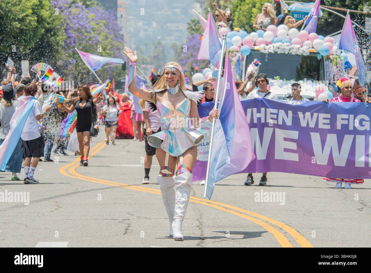 Los Angeles, Kalifornien, Usa. Juni 2025. Die LA Pride Parade ist die älteste, größte und am längsten laufende Pride Parade in Südkalifornien! Wir sind stolz darauf, Los Angeles, den größten, zu feiern. Stadt. In. Die. Welt. Über 100.000 LA Pride-Familien, Freunde und Fans werden nach Hollywood absteigen, um unsere berühmte LGBTQ-Prozession auf dem Hollywood Blvd zu jubeln. Für dieses 55. Jahr planen wir zusätzliche Auftritte, Musik und Prominente. (Foto: Alberto Sibaja/Pacific Press) Credit: Pacific Press Media Production Corp./Alamy Live News Stockfoto