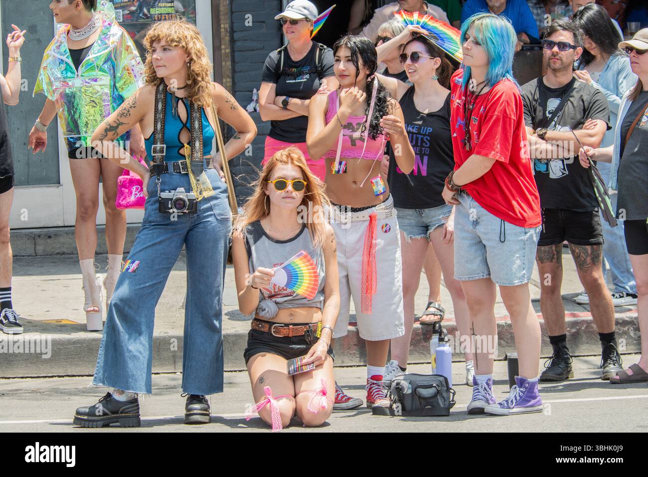 Los Angeles, Kalifornien, Usa. Juni 2025. Die LA Pride Parade ist die älteste, größte und am längsten laufende Pride Parade in Südkalifornien! Wir sind stolz darauf, Los Angeles, den größten, zu feiern. Stadt. In. Die. Welt. Über 100.000 LA Pride-Familien, Freunde und Fans werden nach Hollywood absteigen, um unsere berühmte LGBTQ-Prozession auf dem Hollywood Blvd zu jubeln. Für dieses 55. Jahr planen wir zusätzliche Auftritte, Musik und Prominente. (Foto: Alberto Sibaja/Pacific Press) Credit: Pacific Press Media Production Corp./Alamy Live News Stockfoto