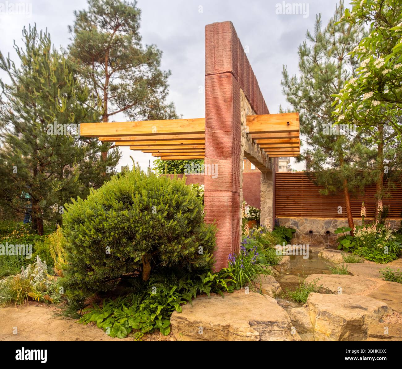 The Killick and Co „Save for a Rainy Day Garden“ auf der RHS Chelsea Flower Show 2025 in London, Großbritannien. Stockfoto