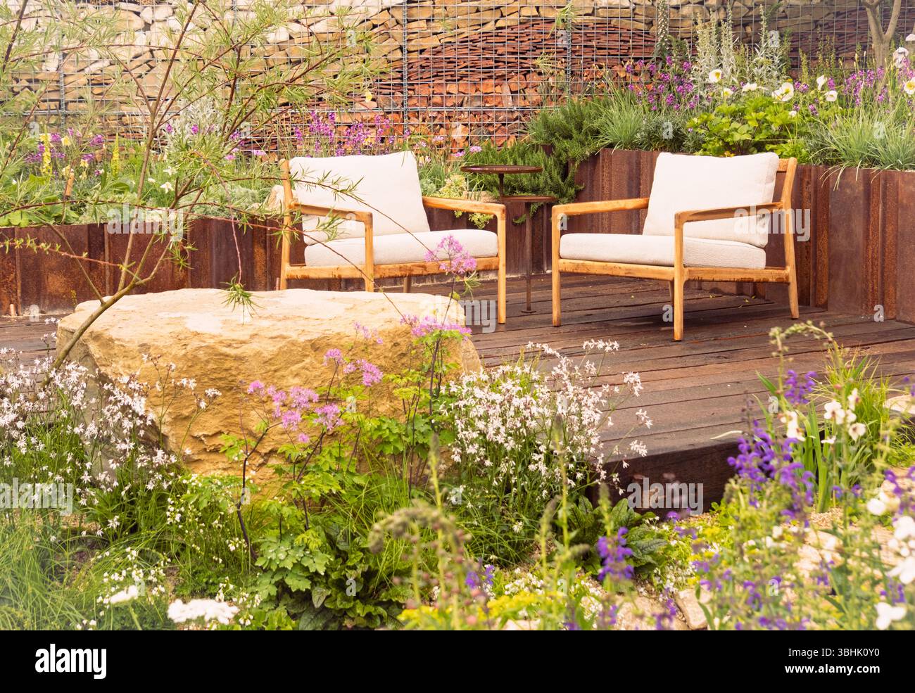 The Addleshaw Goddard: Freedom to Flourish Garden auf der Chelsea Flower Show 2025 in London, Großbritannien. Stockfoto