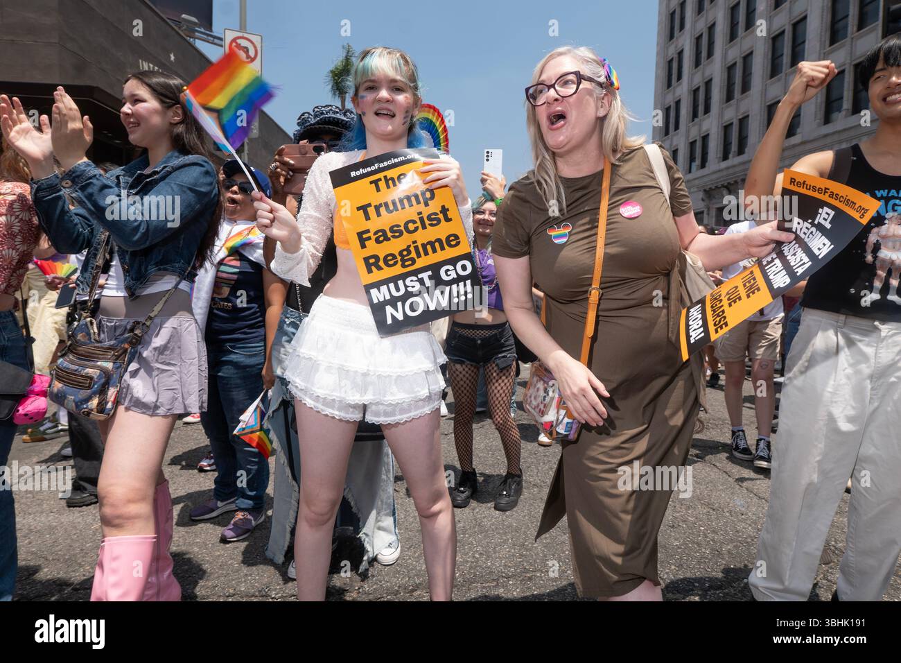 Los Angeles, Kalifornien, USA. März 2000. Die LA Pride Parade ist die älteste, größte und am längsten laufende Pride Parade in Südkalifornien! Wir sind stolz darauf, Los Angeles, den größten, zu feiern. Stadt. In. Die. Welt. Über 100.000 LA Pride-Familien, Freunde und Fans werden nach Hollywood absteigen, um unsere berühmte LGBTQ-Prozession auf dem Hollywood Blvd zu jubeln. Für dieses 55. Jahr planen wir zusätzliche Auftritte, Musik und Prominente. (Kreditbild: © Alberto Sibaja/Pacific Press via ZUMA Press Wire) NUR REDAKTIONELLE VERWENDUNG! Nicht für kommerzielle ZWECKE! Stockfoto