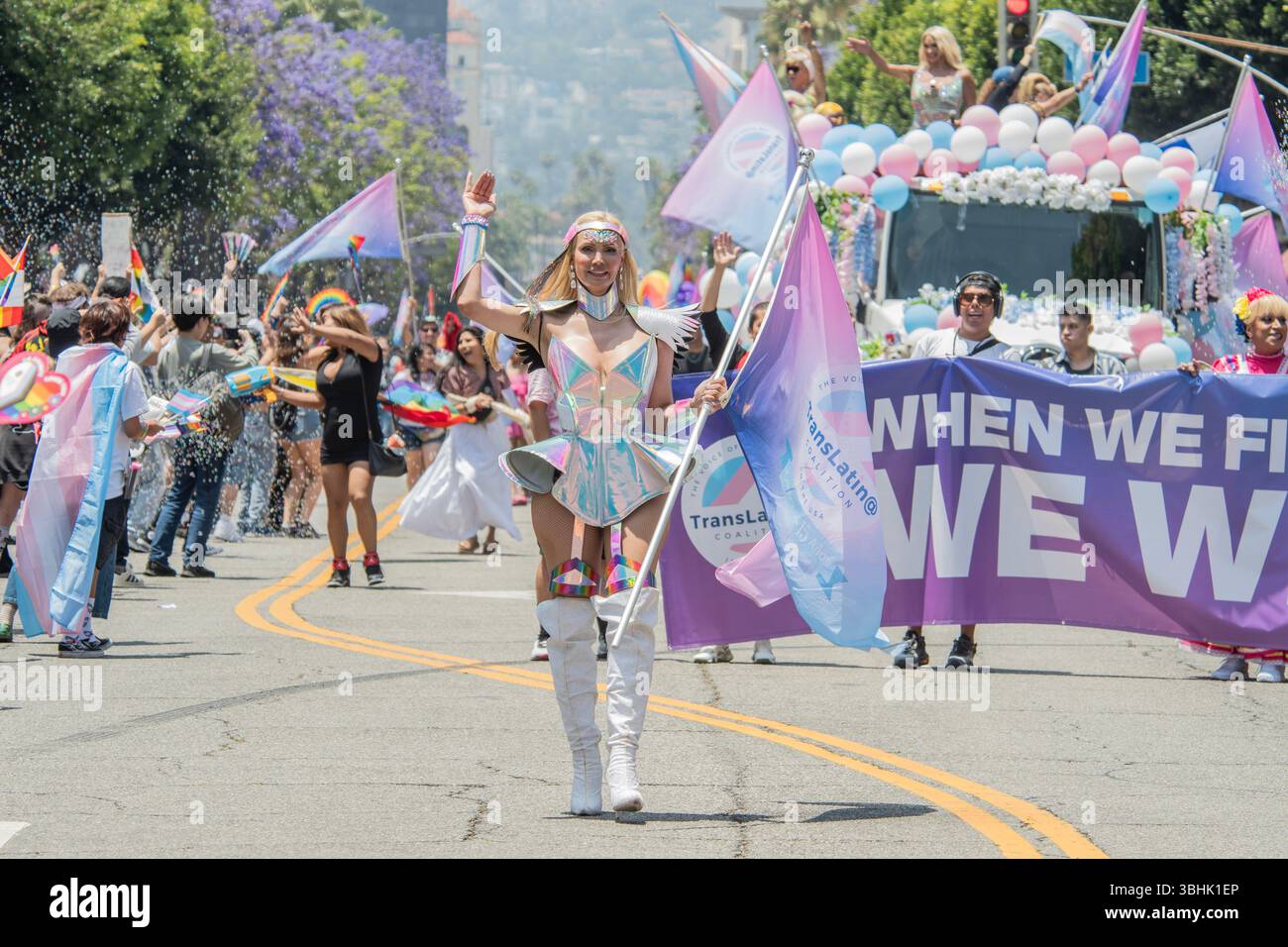 Los Angeles, Kalifornien, USA. Juni 2025. Die LA Pride Parade ist die älteste, größte und am längsten laufende Pride Parade in Südkalifornien! Wir sind stolz darauf, Los Angeles, den größten, zu feiern. Stadt. In. Die. Welt. Über 100.000 LA Pride-Familien, Freunde und Fans werden nach Hollywood absteigen, um unsere berühmte LGBTQ-Prozession auf dem Hollywood Blvd zu jubeln. Für dieses 55. Jahr planen wir zusätzliche Auftritte, Musik und Prominente. (Kreditbild: © Alberto Sibaja/Pacific Press via ZUMA Press Wire) NUR REDAKTIONELLE VERWENDUNG! Nicht für kommerzielle ZWECKE! Stockfoto