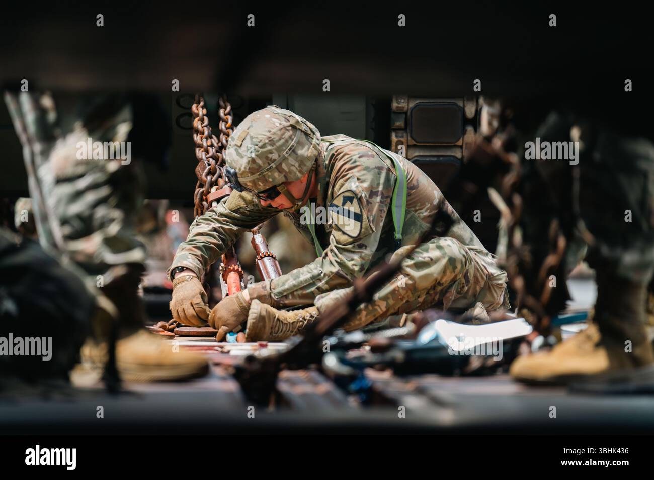 Soldaten der US-Armee, die der 1. Kavallerie-Division zugeteilt wurden, entketten während des Eisenbahnbetriebs in CSX Jessup, Maryland, am 9. Juni 2025 ein Gleisfahrzeug zur Vorbereitung der 250. Armee-Geburtstags-Parade. M1A2 Abrams Panzer, M2 Bradley Kampffahrzeuge, M109A6 Paladin Haubitzer und andere Ausrüstung kommen per Bahn an, um am 14. Juni 2025 an der Geburtstagsparade der 250. Armee teilzunehmen. Die Fahrzeuge starteten aus Fort Cavazos, Texas, wo sie verschiedenen Einheiten innerhalb der 1. Kavallerie-Division zugeordnet sind. (Foto der US-Armee von Sgt. Elisabeth Tasker.) Stockfoto