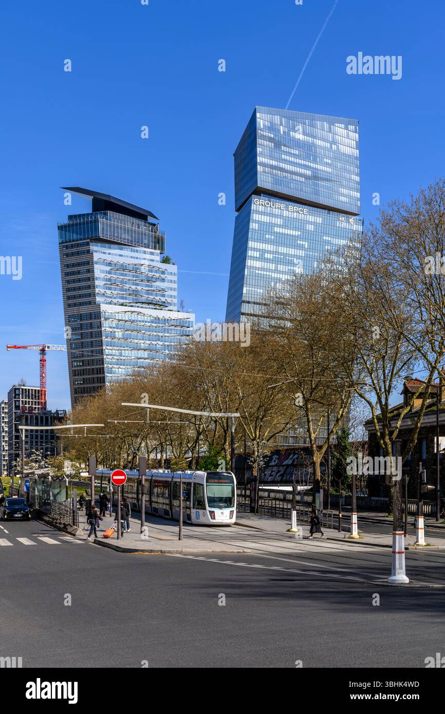 Tours Duo – zwei nach außen geneigte Wolkenkratzer des Architekten Jean Nouvel. Mit Büros, Geschäften, Restaurant und Bar mit Panoramaterrasse. Stockfoto