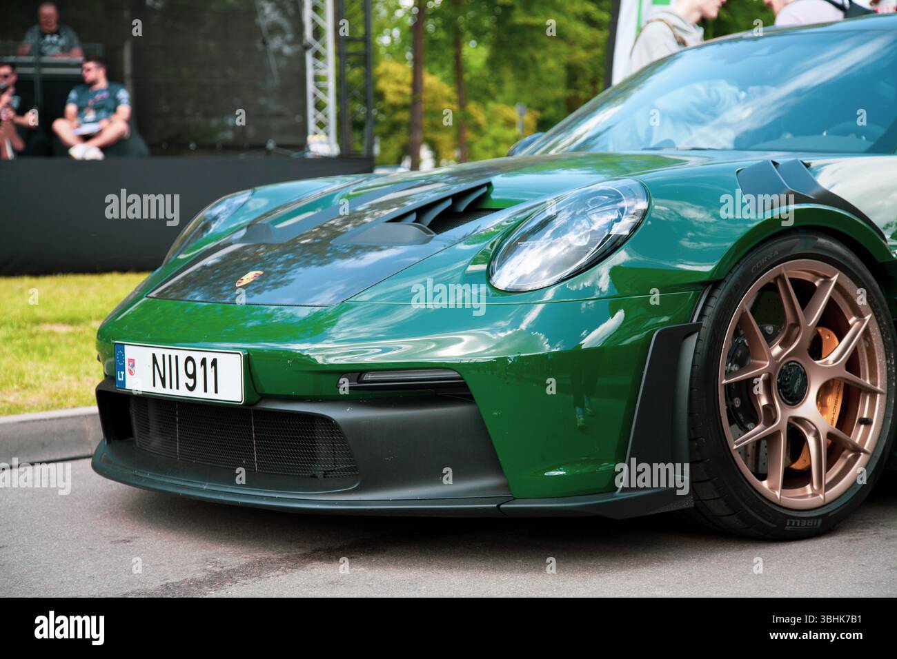 Vilnius, Litauen - 31 05.05.2025 - stilvolles dunkelgrünes Porsche 992 GT3 RS Coupé mit dunkelgoldenen Rädern Stockfoto
