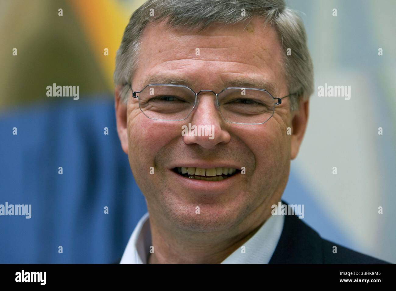 OSLO 20090306: Ehemaliger Premierminister Kjell Magne Bondevik in den Vandrehallen im Storting am Freitag, wo er erleichtert wurde, mitzuteilen, dass Økokrim festgestellt hat, dass er keine Straftat begangen hat. Bondevik wurde wegen Vorwürfen wegen Überzahlung einer Rente vom Storting untersucht, während er andere Einkünfte hatte. Der Fall gegen ihn wurde fallen gelassen. Lächelnde Interviewsituation. Foto: Bjørn Sigurdsøn / NTB Stockfoto