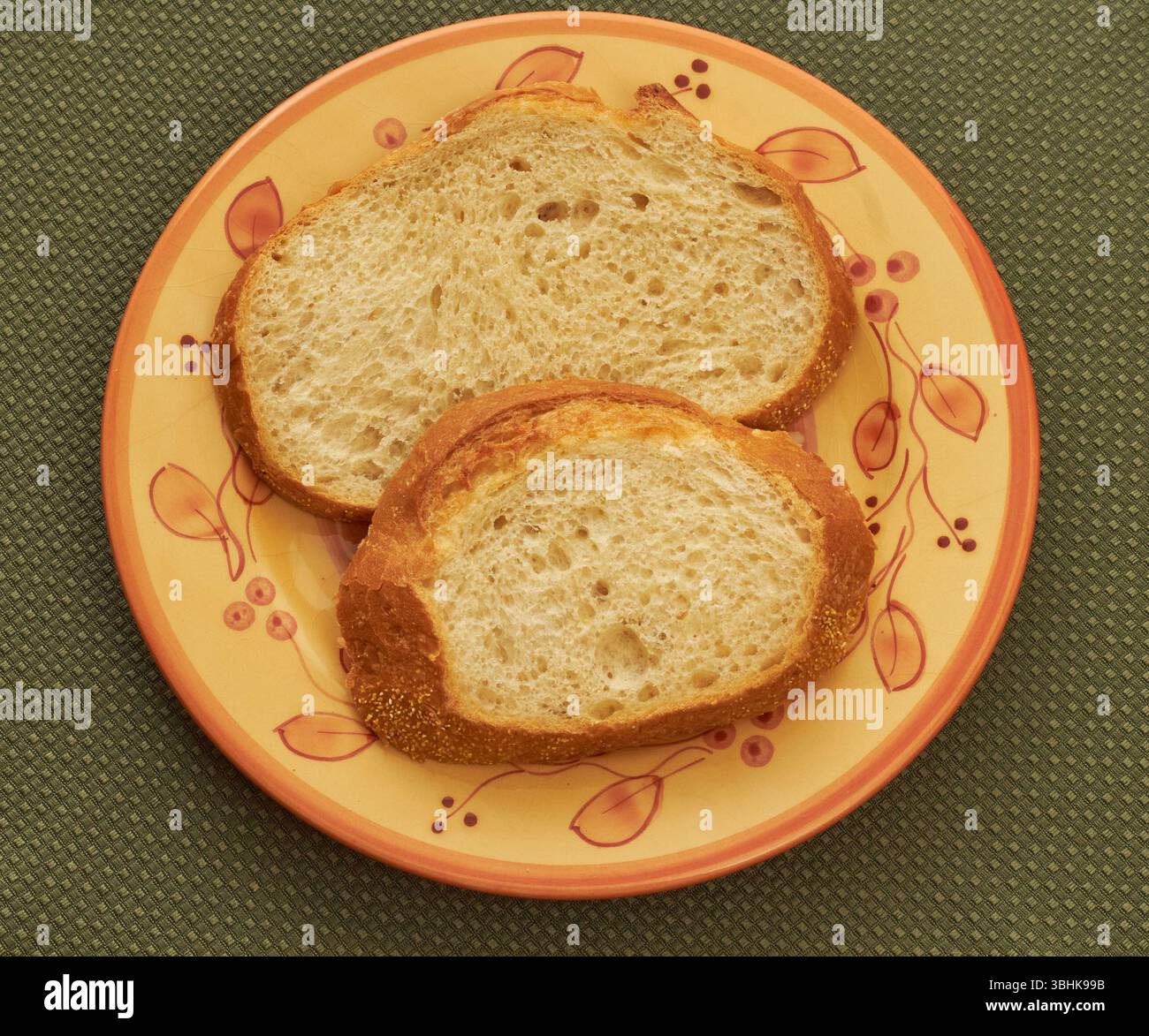 Zwei Scheiben Sauerteigbrot auf einem Brot und einem besseren Teller! Stockfoto