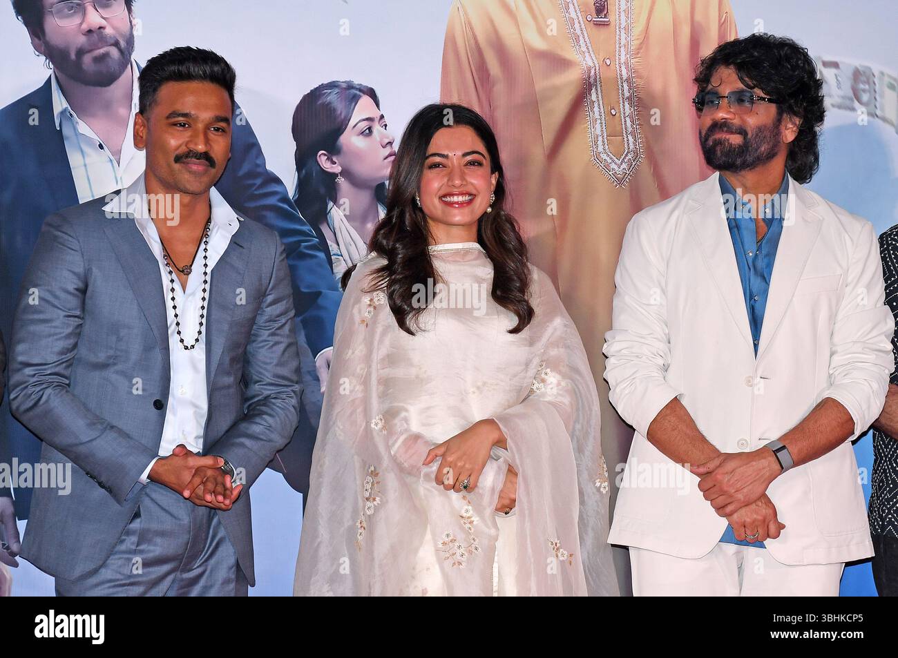 Mumbai, Indien. Juni 2025. Von L-R indischen Filmschauspielern und Schauspielerin Venkatesh Prabhu Kasthuri Raja, Rashmika Mandanna und Nagarjuna Akkineni, die während der dritten Liedeinführung ihres kommenden Films „Kuberaa“ in Mumbai gesehen wurden. Der Film wird am 20. Juni veröffentlicht. Quelle: SOPA Images Limited/Alamy Live News Stockfoto