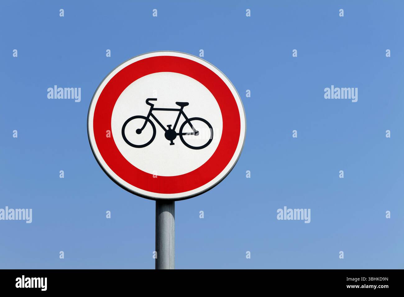 Das rote runde Schild, das Radfahrern den Einlass vor dem blauen Himmel verbietet Stockfoto
