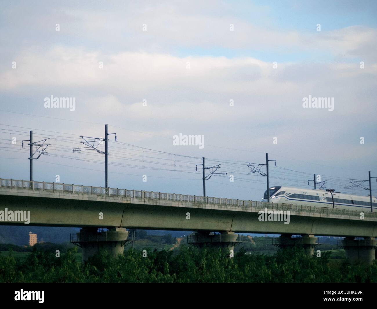 Moderner Hochgeschwindigkeitszug auf erhöhtem Gleis durch die Landschaft, Shezhen, China, Eisenbahn - Smartphone-aufgenommenes Stockfoto