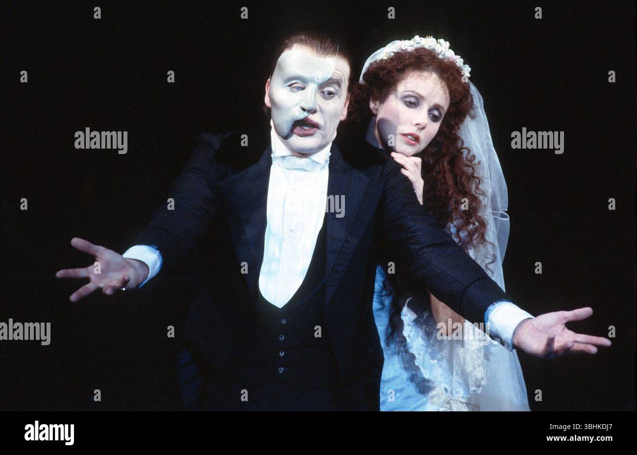 Michael Crawford (das Phantom der Oper), Sarah Brightman (Christine Daae) in THE PHANTOM OF THE OPERA at her Majesty's Theatre, London SW1 09/10/1986 Musik: Andrew Lloyd Webber Text: Charles Hart Buch: Richard Stilgoe & Andrew Lloyd Webber Design: Maria Bjornson Beleuchtung: Andrew Bridge Musical Inszenierung & Choreographie: Gillian Lynne Regisseur: Harold Prince Stockfoto