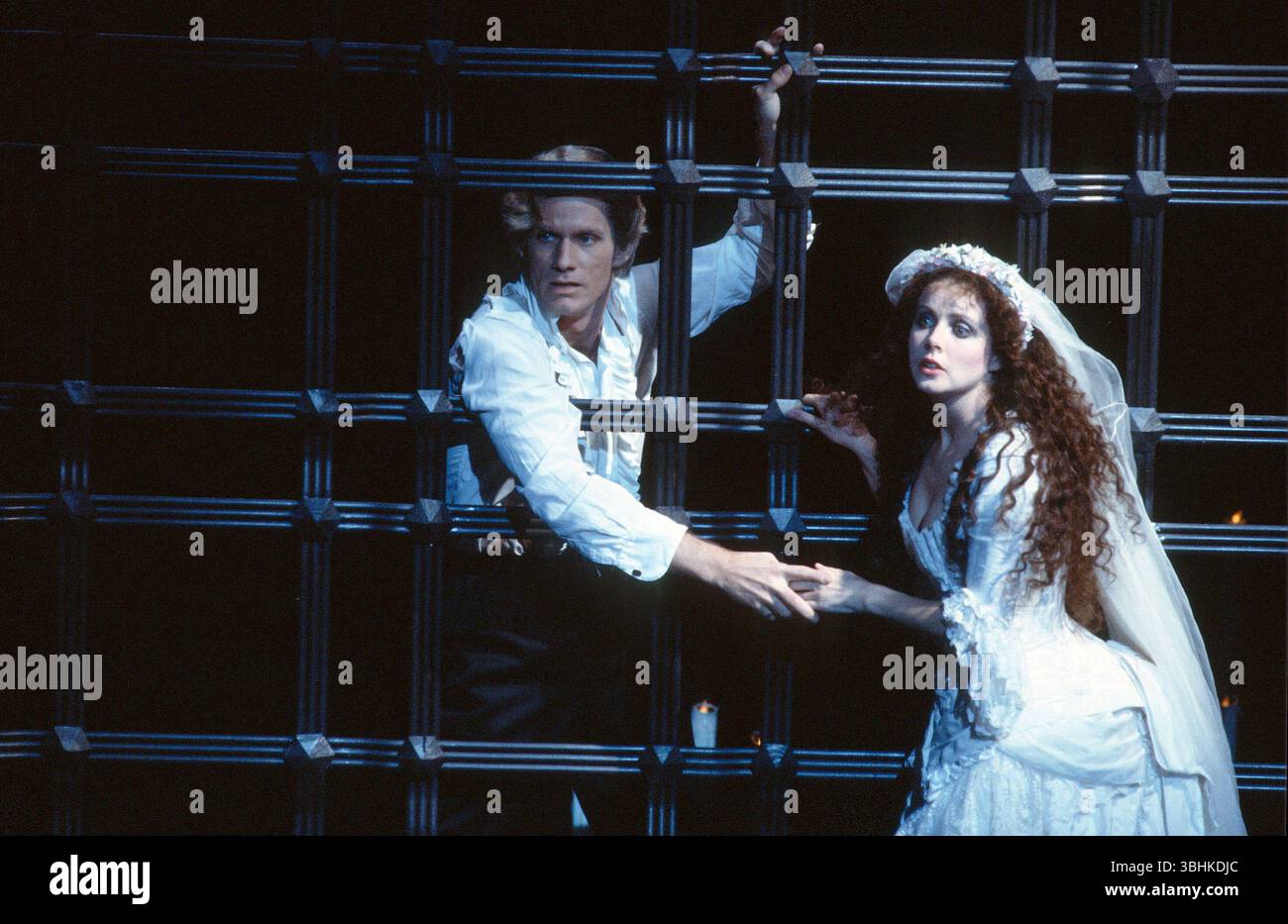 Steve Barton (Raoul, Vicompte de Chagny), Sarah Brightman (Christine Daae) in THE PHANTOM OF THE OPERA at her Majesty's Theatre, London SW1 09/10/1986 Musik: Andrew Lloyd Webber Text: Charles Hart Buch: Richard Stilgoe & Andrew Lloyd Webber Design: Maria Bjornson Beleuchtung: Andrew Bridge musikalische Inszenierung & Choreographie: Gillian Lynne Regisseur: Harold Prince Stockfoto