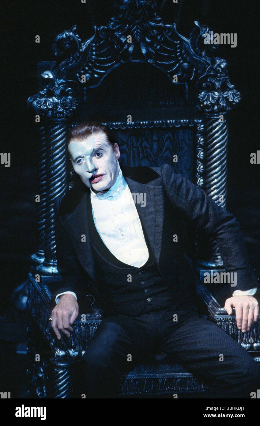 Michael Crawford (das Phantom der Oper) in THE PHANTOM OF THE OPERA at her Majesty's Theatre, London SW1 09/10/1986 Musik: Andrew Lloyd Webber Text: Charles Hart Buch: Richard Stilgoe & Andrew Lloyd Webber Design: Maria Bjornson Beleuchtung: Andrew Bridge Musical Inszenierung & Choreographie: Gillian Lynne Regisseur: Harold Prince Stockfoto