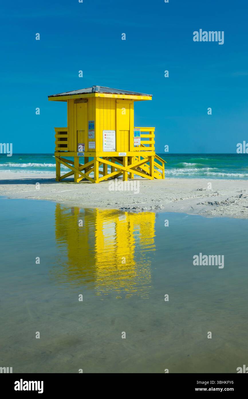 Gelber Rettungsschwimmer-Stationsturm am Siesta Beach in Siesta Key, Sarasota, Florida Stockfoto