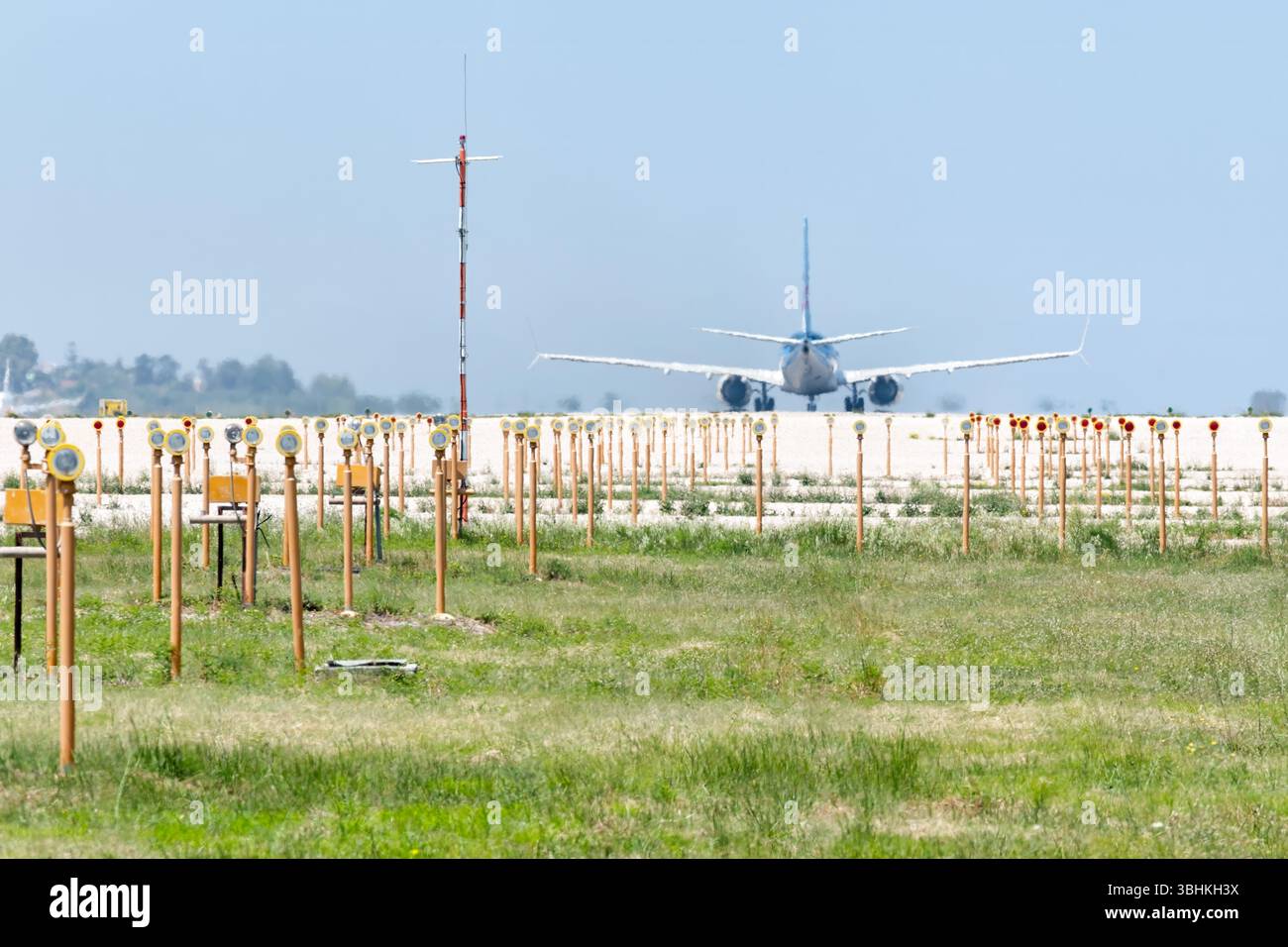 Rhodos, Griechenland. Ein TUI-Flugzeug auf der Start- und Landebahn des Flughafens von Rhodos wartet auf Freigabe, um die Besteuerung für den Start zu beginnen. Stockfoto