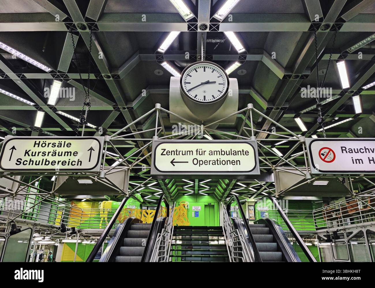 Denkmalgeschütztes Universitätsklinikum RWTH Aachen, Innenfoto Foyer, Hightech-Architektur, Nordrhein-Westfalen, Deutschland, Europa Stockfoto