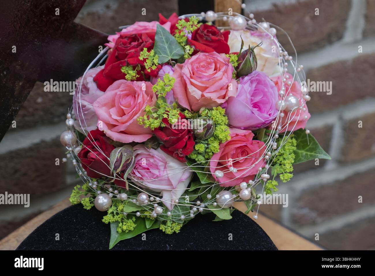 Brautstrauß aus roten und rosa Rosen, Nordrhein-Westfalen, Deutschland, Europa Stockfoto