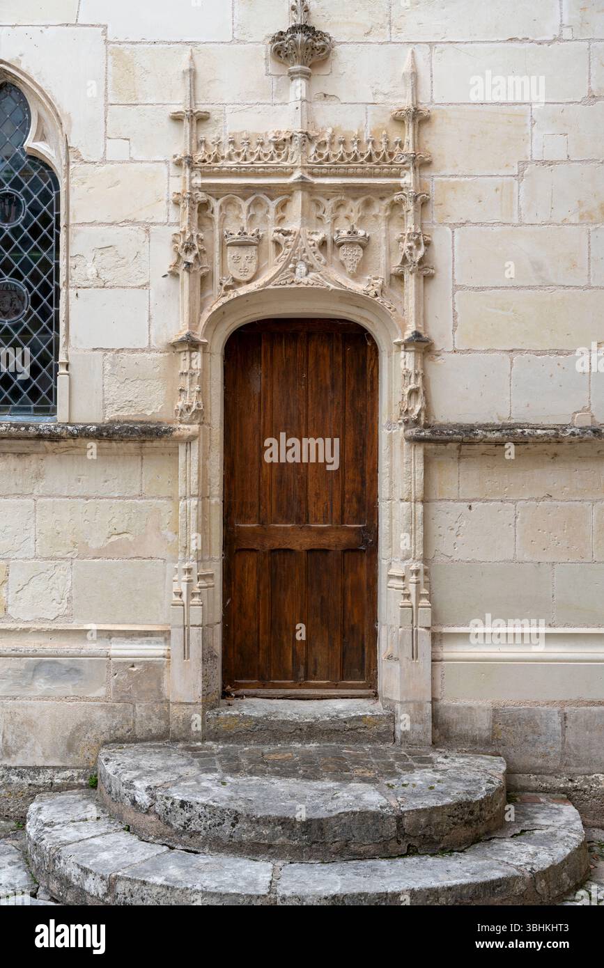 Der kunstvoll verzierte Renaissance-Eingang verfügt über eine kunstvoll geschnitzte Steintür mit heraldischen Symbolen im historischen Herrenhaus Clos Lucé. Stockfoto