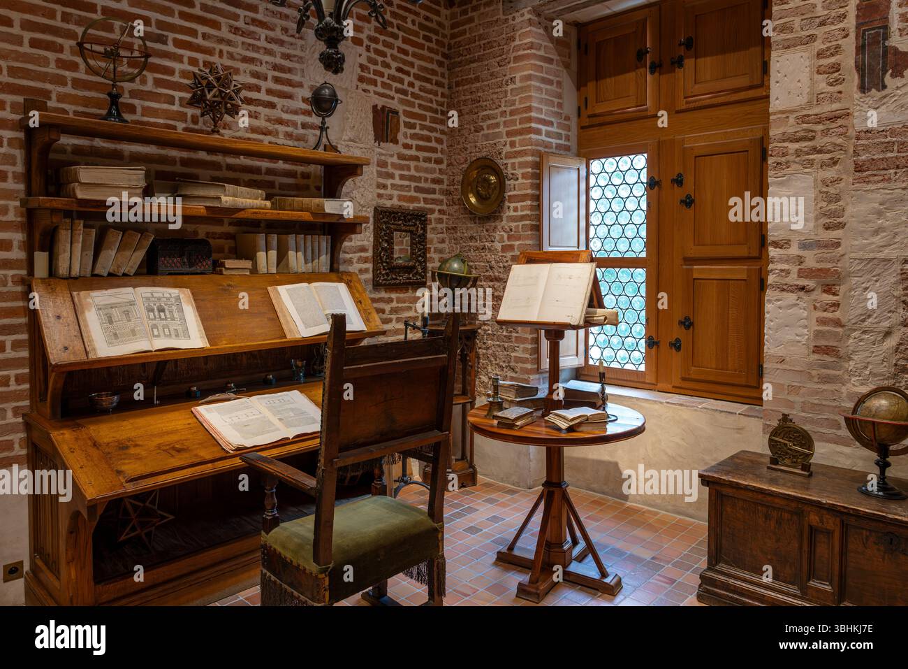 Die Zeichenwerkstatt Leonardo da Vinci zeigt authentische Werkzeuge und Manuskripte aus der Zeit in der historischen Inneneinrichtung von Clos Lucé. Stockfoto