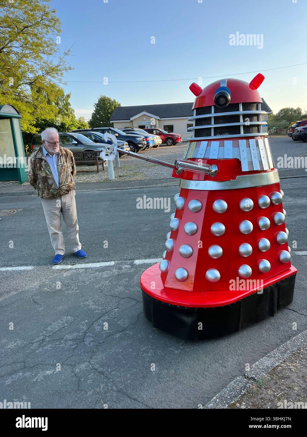 dalek in broome norfolk england mit verstörtem Zuschauer Stockfoto