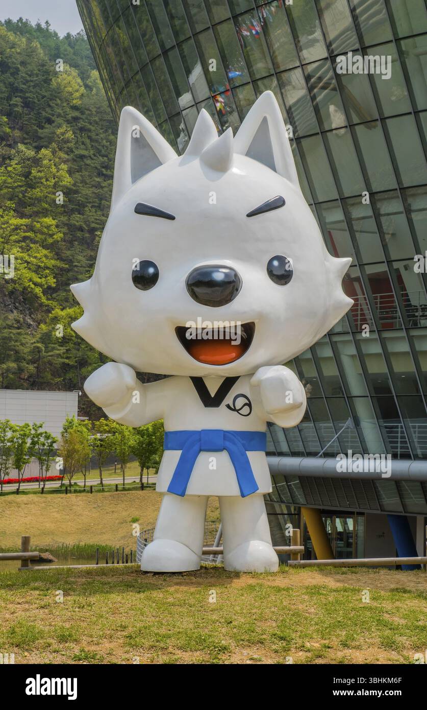 Muju, Südkorea. 1. Mai 2019: Statue des Taekwondowon Maskottchens Jin Jin in Uniform mit rotem Gürtel vor der Wettkampfarena Stockfoto
