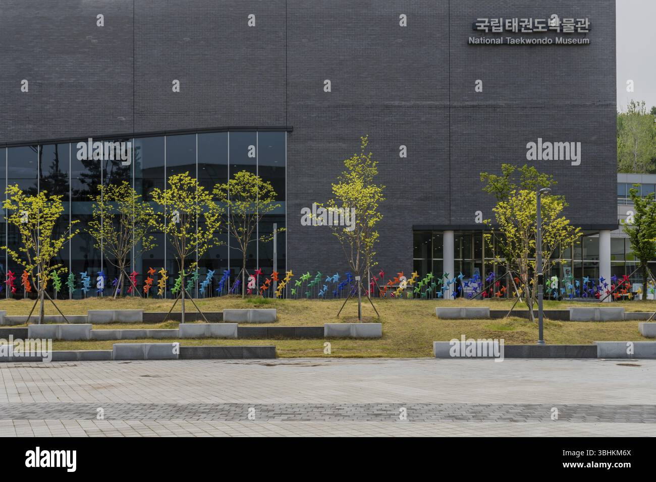 Muju, Südkorea. Mai 2019: Außenansicht von Bäumen und Rädern vor dem National Taekwondo Museum Stockfoto