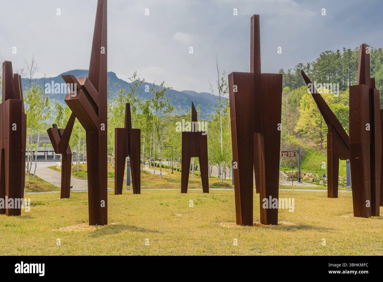 Muju, Südkorea. 1. Mai 2019: Eiserne Statuen stellen verschiedene Taekwondo-Techniken auf dem Rasen des koreanischen Taekwondowon dar Stockfoto