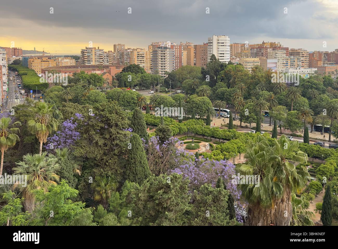 Sonnenaufgang über der Stadtlandschaft vom Scenic Park in Spanien – Europäische Stadtlandschaft Stockfoto