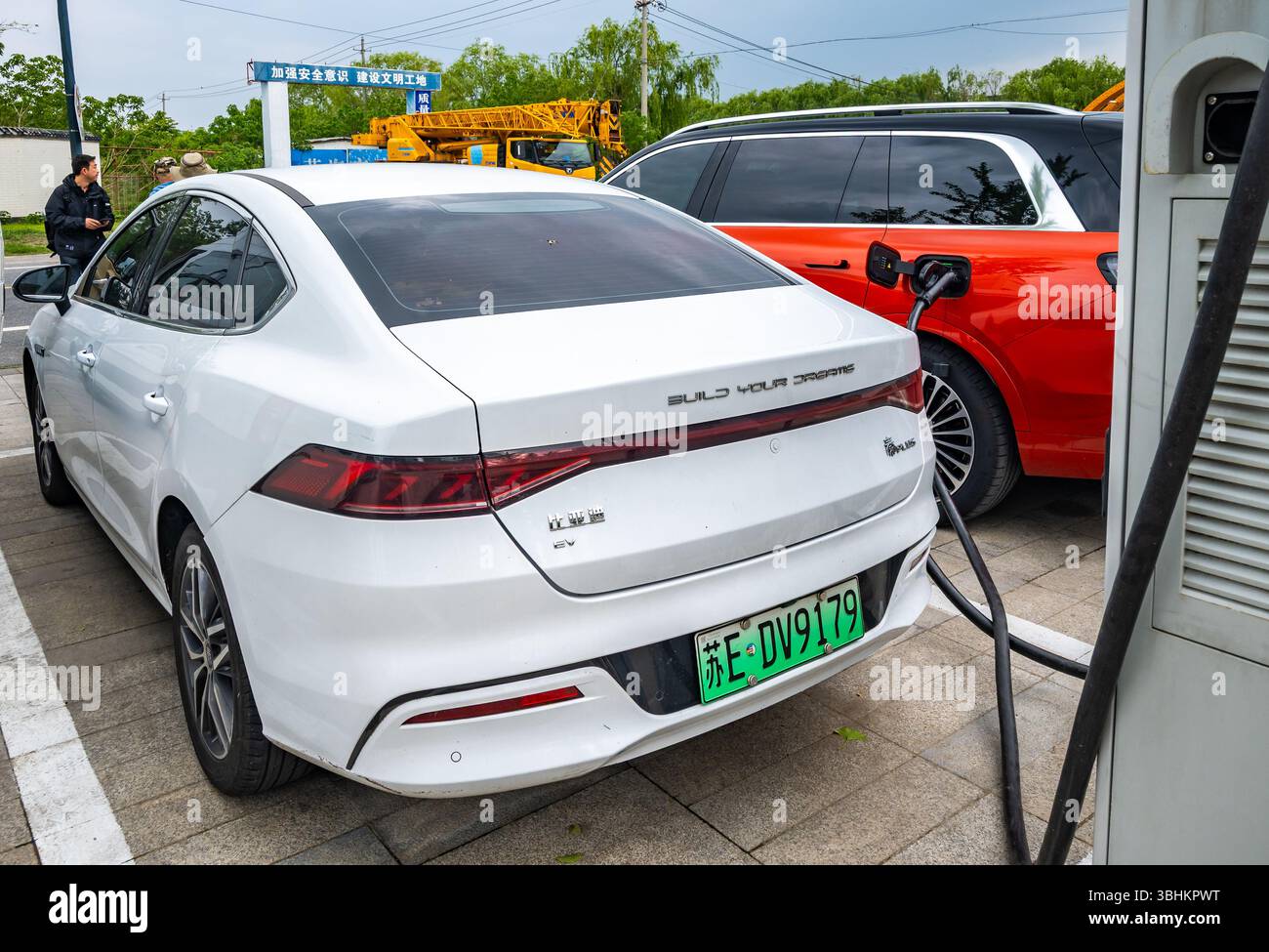 Ein BYD-Elektroauto wird an einer Ladestation aufgeladen. Provinz Jiangsu, China. Stockfoto