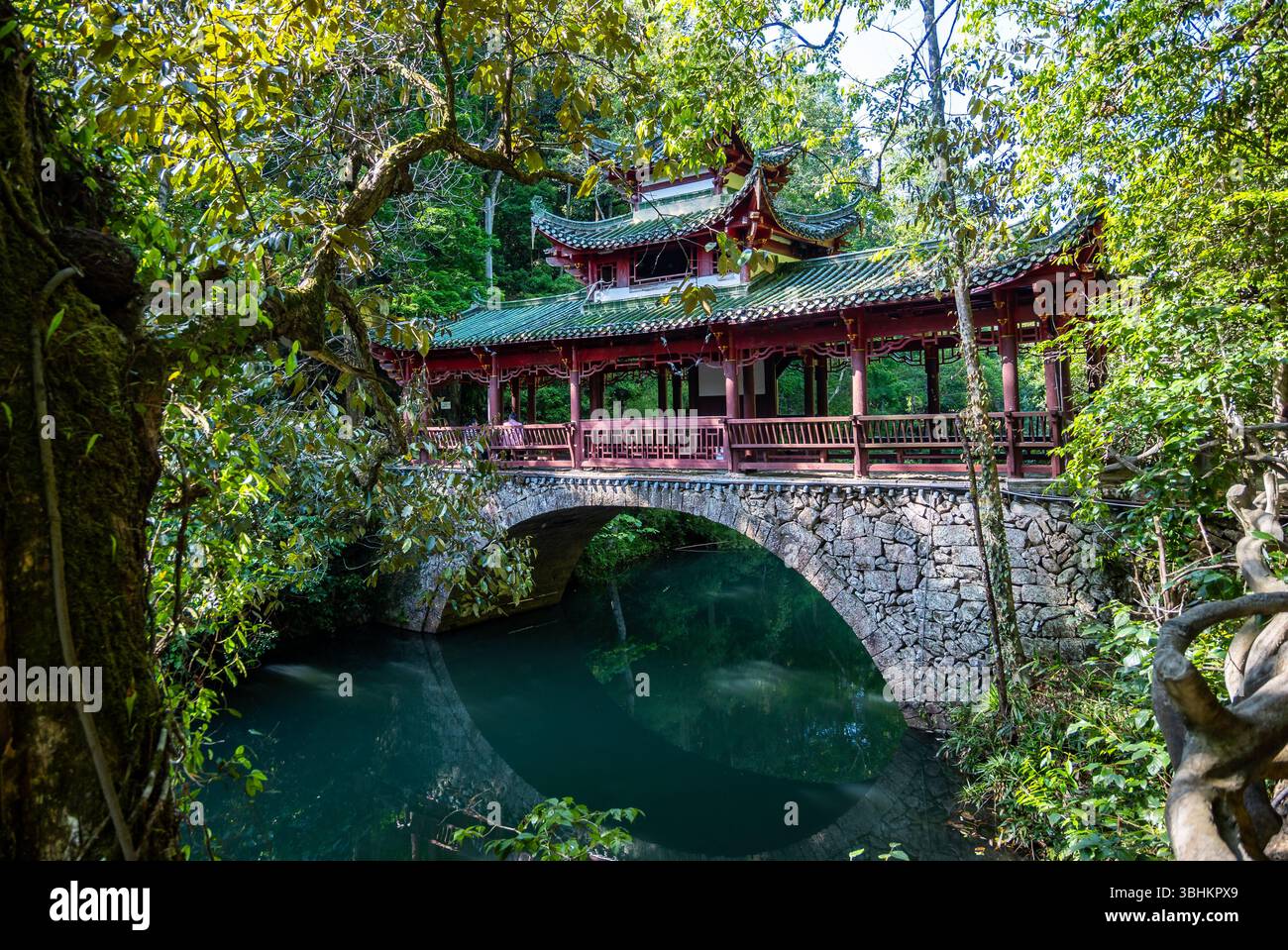 Eine überdachte Steinbrücke mit traditionellem Dach. Provinz Fujian, China. Stockfoto