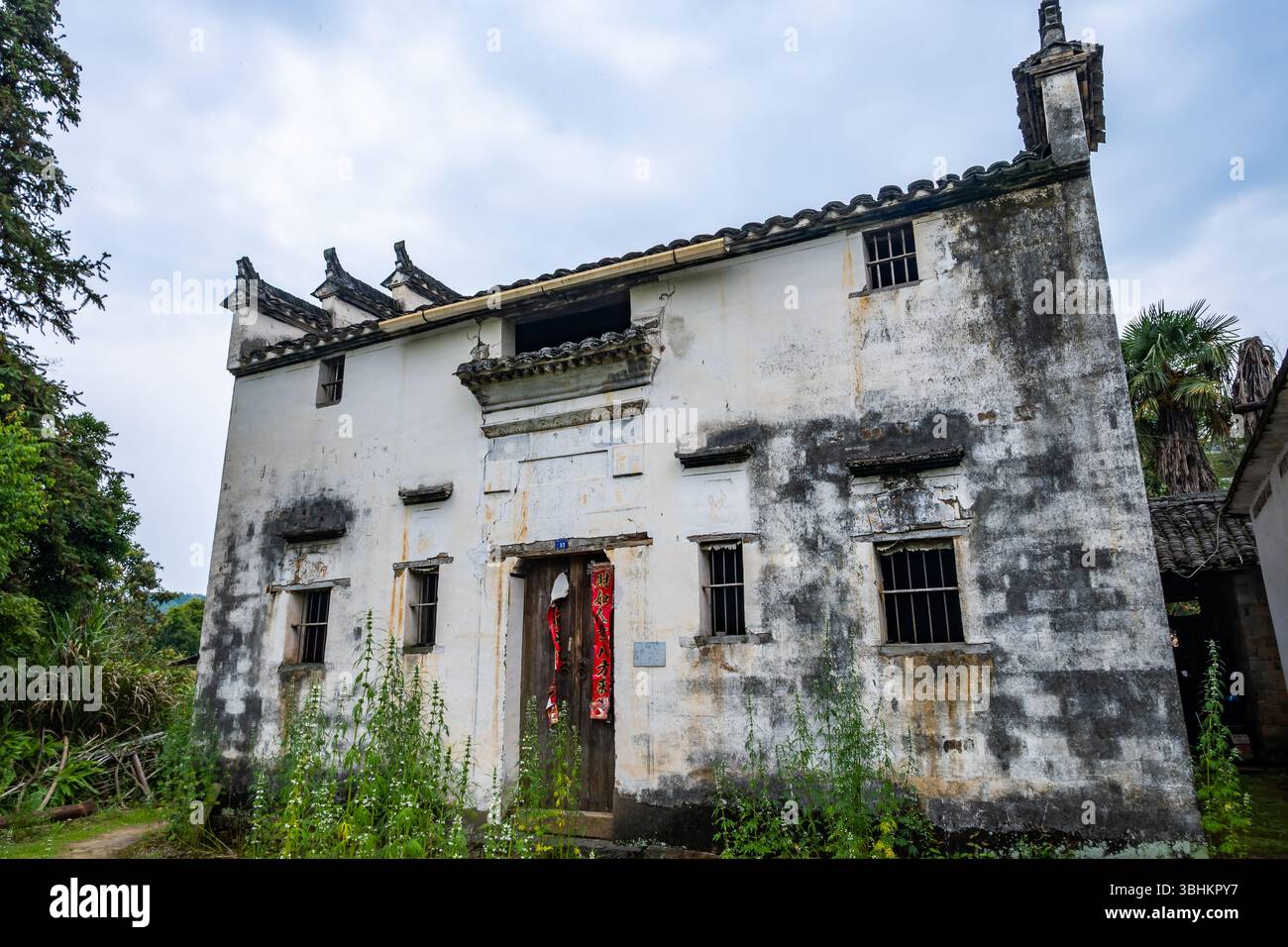 Häuser im traditionellen Stil mit Terrakotta-Fliesen und weißen Wänden. Provinz Anhui, China. Stockfoto