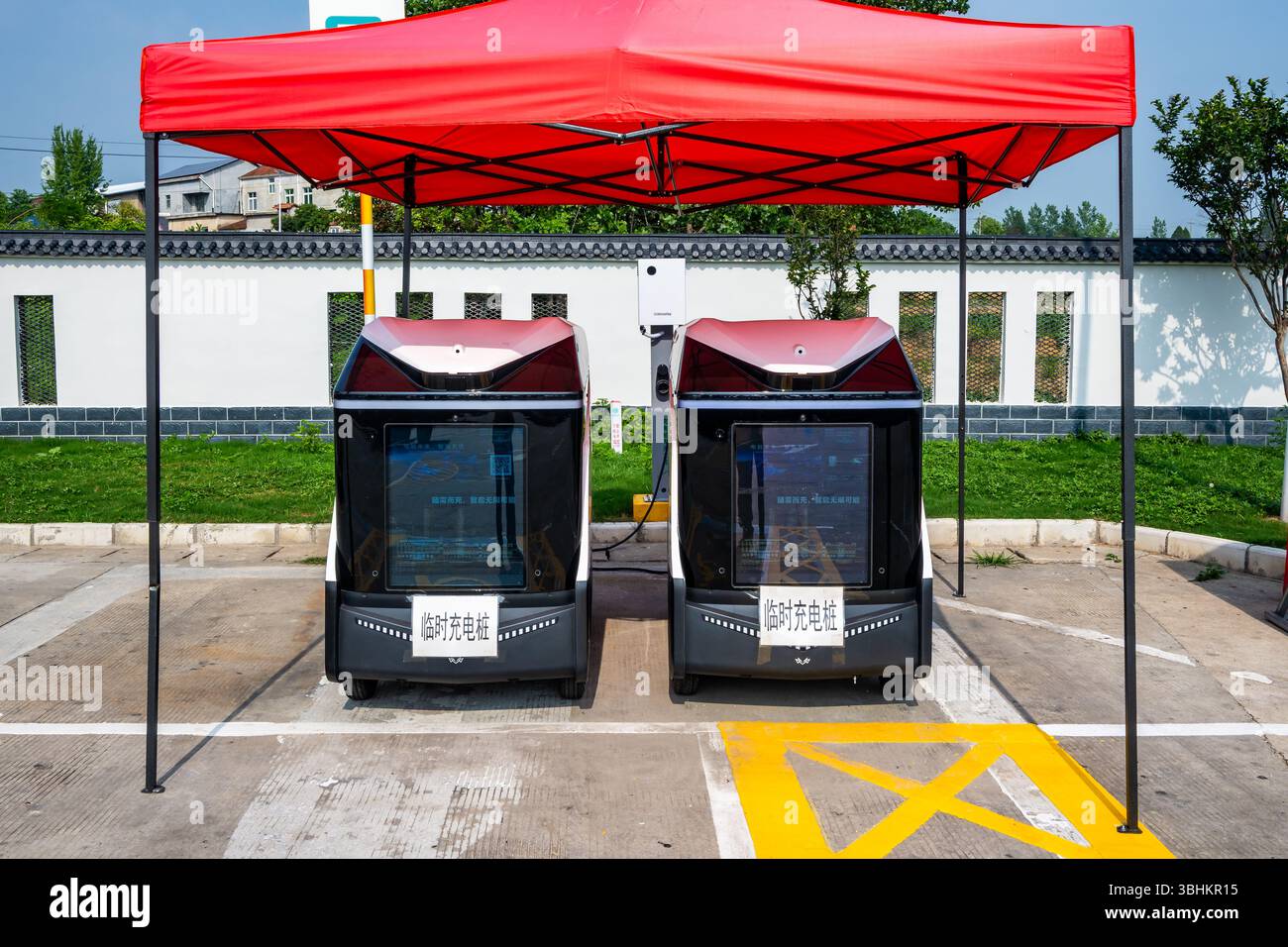 Mobile EV-Ladestationen. Sie können aus der Ferne entsandt werden, um Fahrer von Elektrofahrzeugen zu retten, die auf der Autobahn gestrandet sind. Provinz Henan, China. Stockfoto