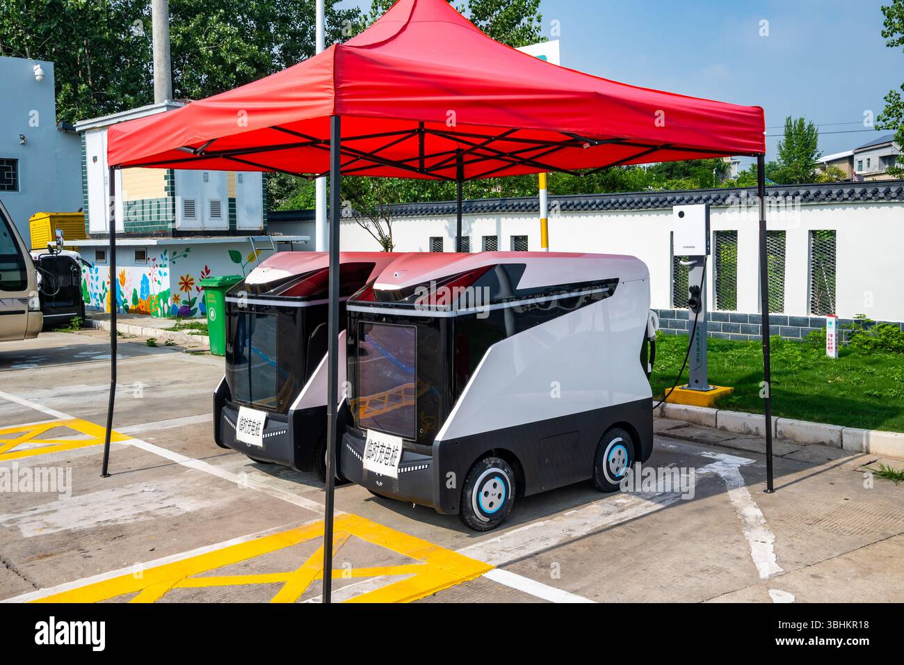 Mobile EV-Ladestationen. Sie können aus der Ferne entsandt werden, um Fahrer von Elektrofahrzeugen zu retten, die auf der Autobahn gestrandet sind. Provinz Henan, China. Stockfoto