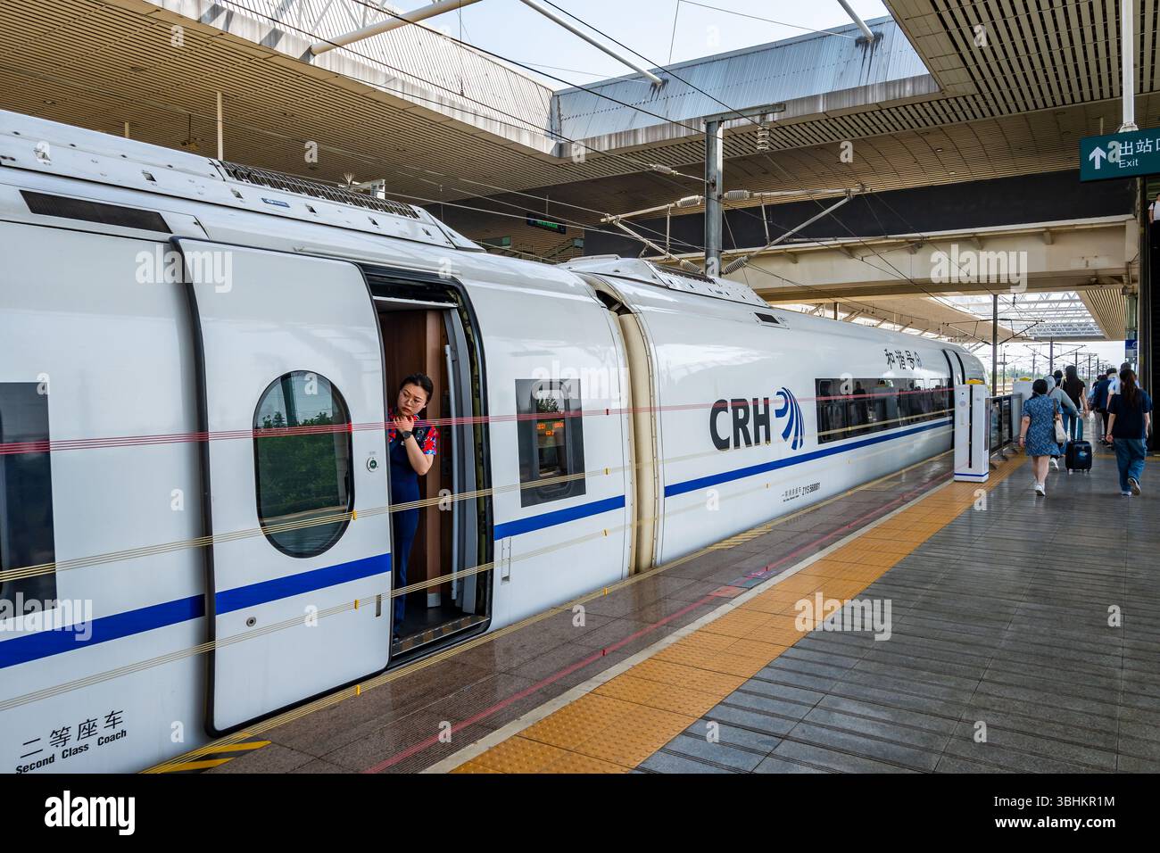 Hochgeschwindigkeits-Hochgeschwindigkeitszug an einem Bahnhof. Provinz Shaanxi, China. Stockfoto