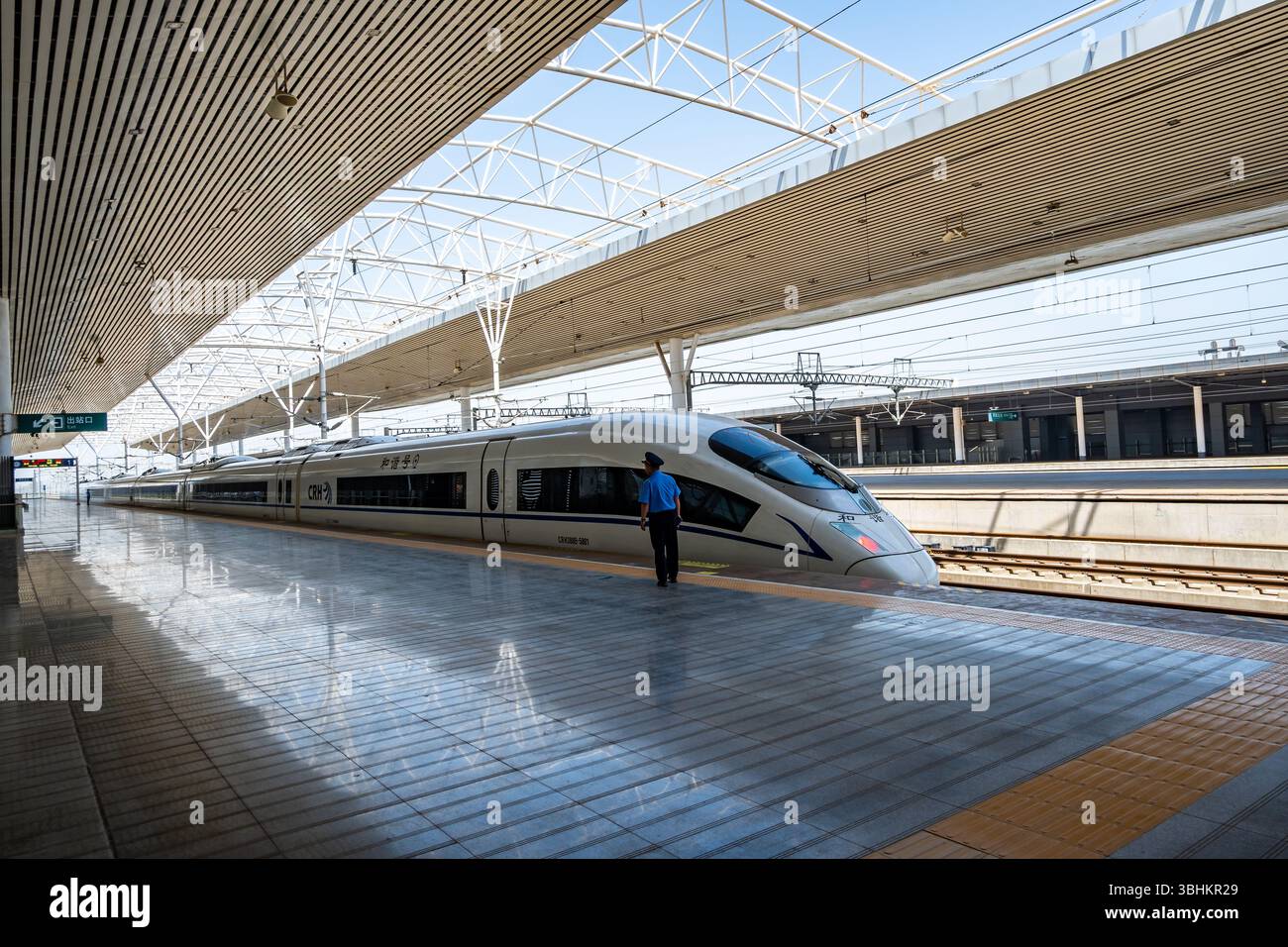 Hochgeschwindigkeits-Hochgeschwindigkeitszug an einem Bahnhof. Provinz Shaanxi, China. Stockfoto