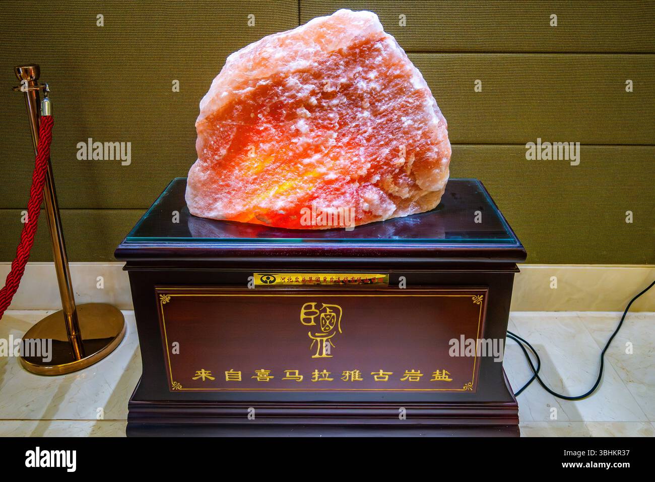 Ein großes Stück rosafarbenes Himalaya-Steinsalz im Display. Provinz Hebei, China. Stockfoto
