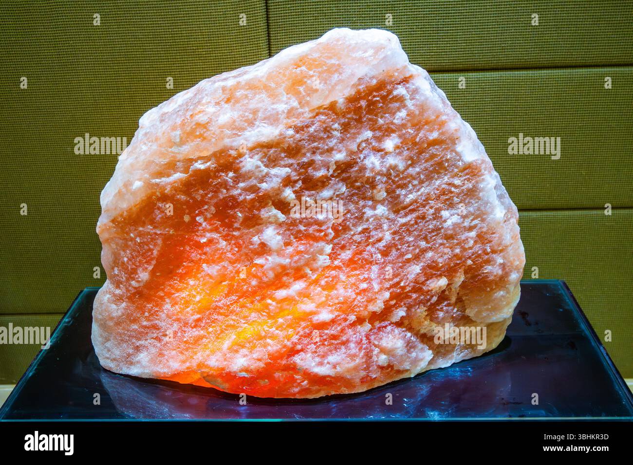 Ein großes Stück rosafarbenes Himalaya-Steinsalz im Display. Provinz Hebei, China. Stockfoto
