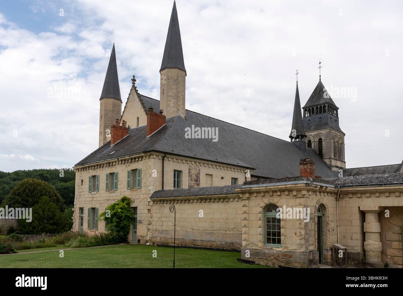 Der spektakuläre Klosterkomplex zeigt mehrere architektonische Epochen mit harmonischen romanischen und mittelalterlichen Elementen in Fontevraud. Stockfoto