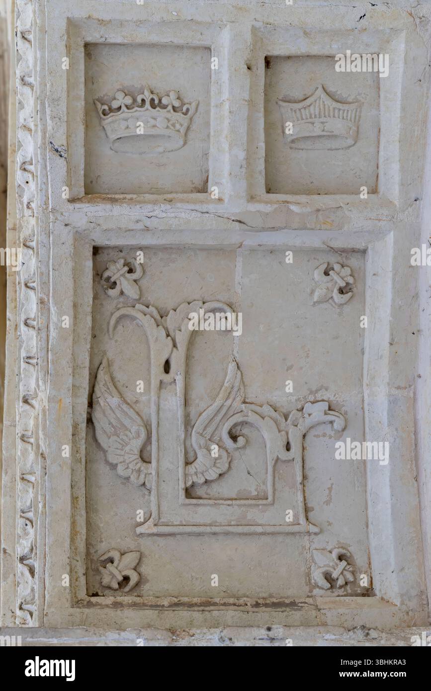 Mittelalterliches Steinrelief zeigt religiöse Figuren mit komplizierten gotischen Schnitzereien, die außergewöhnliche Kunstfertigkeit zeigen. Stockfoto