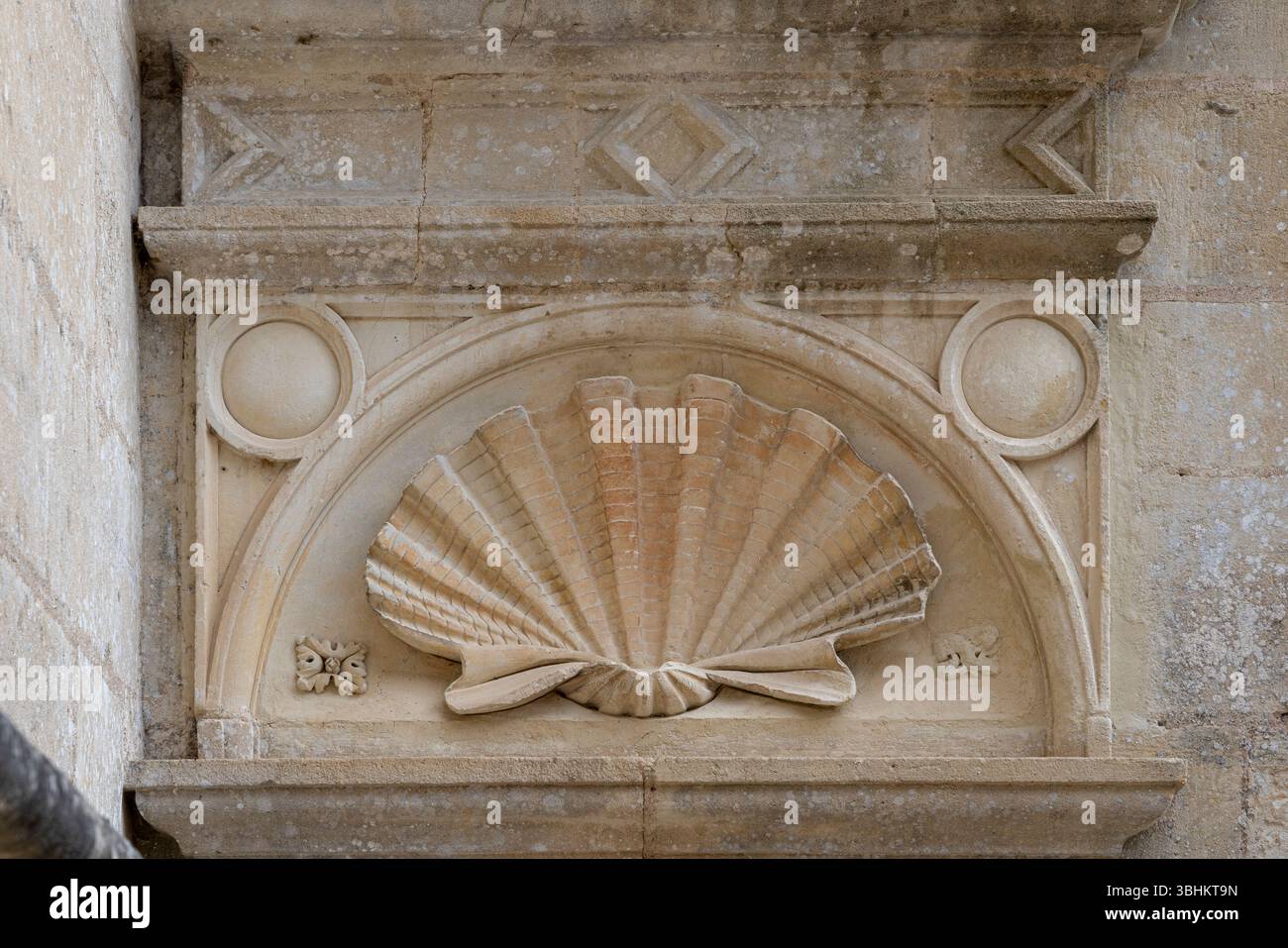 Das elegante, muschelförmige dekorative Relief zeigt die Kunst der Renaissance in den architektonischen Details von château. Stockfoto