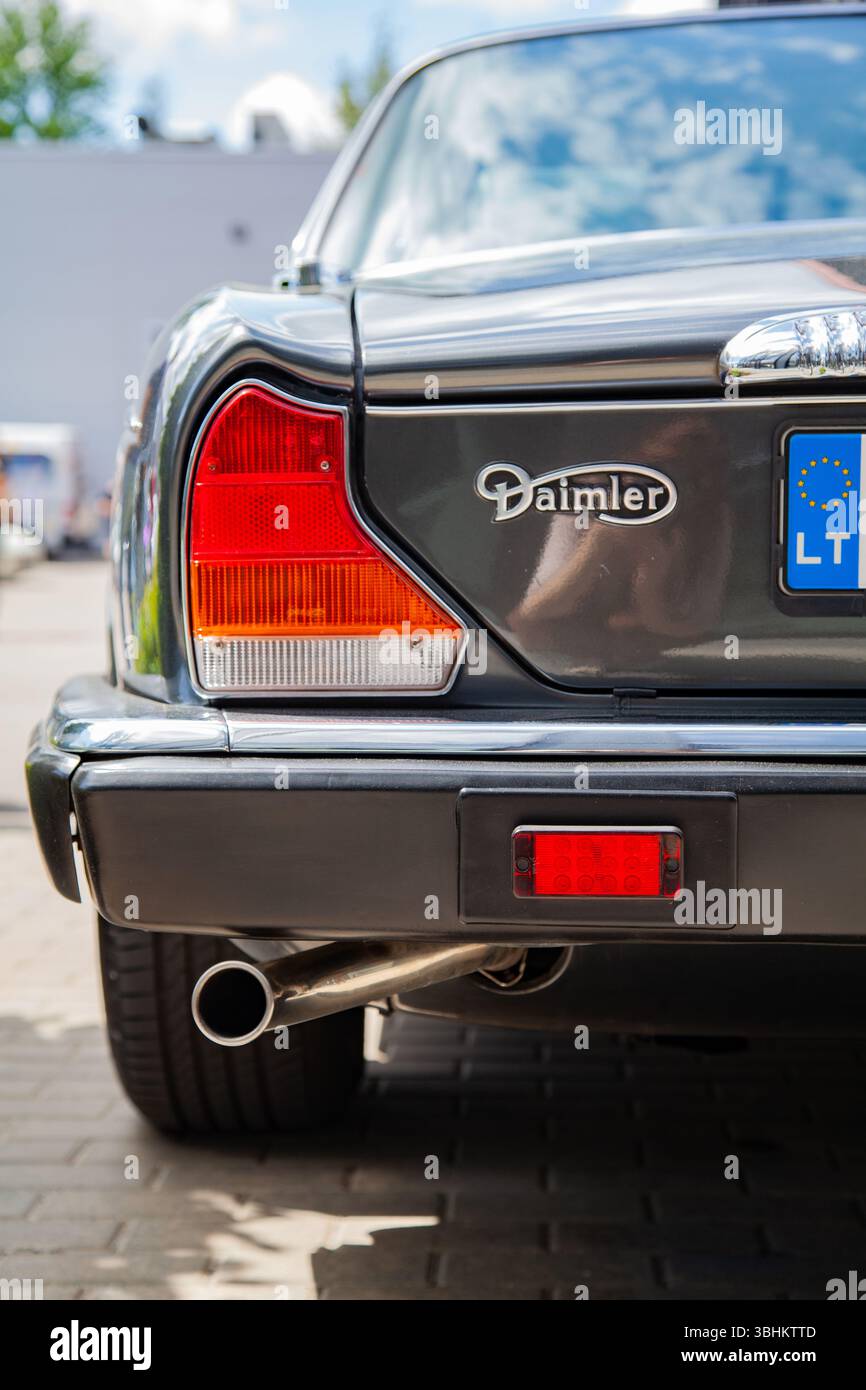 Vilnius, Litauen - 31 05.05.2025 - Daimler-Logo auf dem Kofferraum eines Luxuswagens von Daimler Vanden Plas Stockfoto