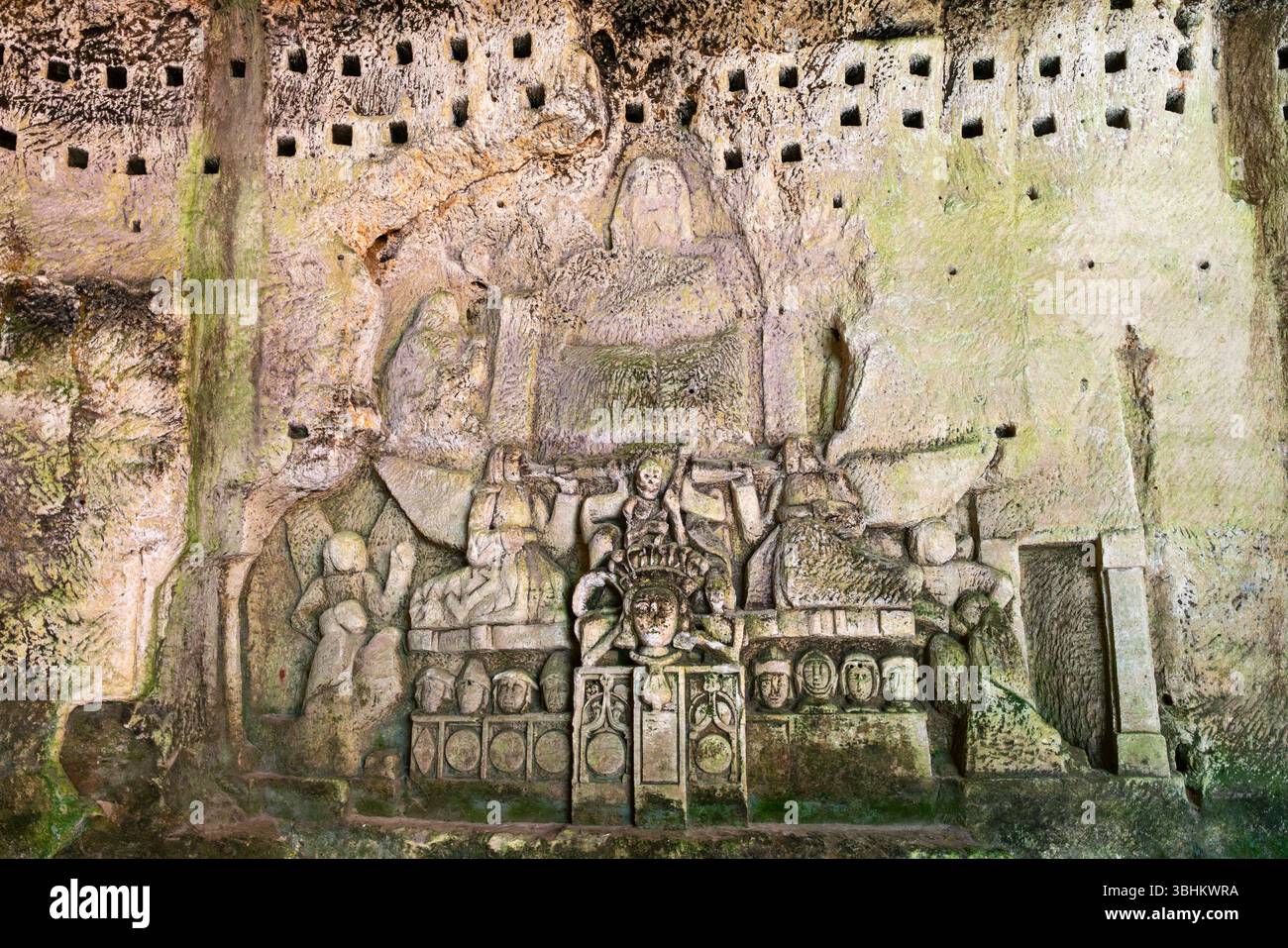 Mittelalterliche Reliefschnitzerei mit religiösen Szenen in der Kalksteinhöhle der historischen Abtei Brantome in der Region Dordogne, Frankreich Stockfoto