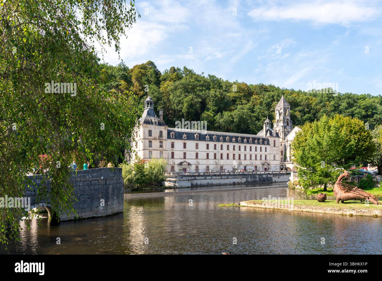 Historischer Abteikomplex mit unverwechselbarer Architektur und Glockenturm, der sich wunderschön in den ruhigen Gewässern der Dronne in Brantome, Frankreich, spiegelt Stockfoto