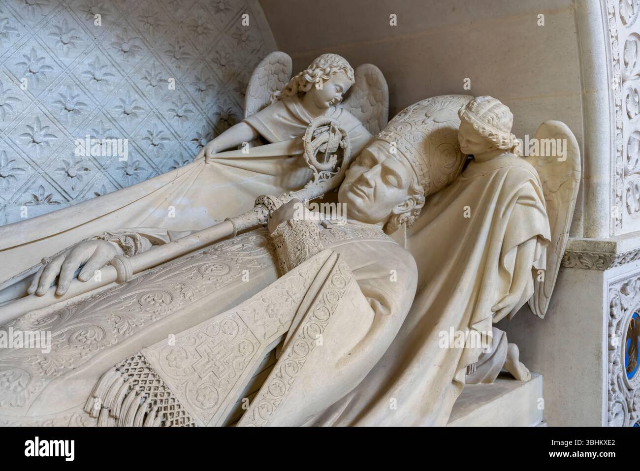 Reich verzierte Steingrabfigur mit geschnitzten religiösen Figuren und dekorativen gotischen Skulpturendetails in der Kathedrale Saint-Front, Perigueux, Frankreich Stockfoto