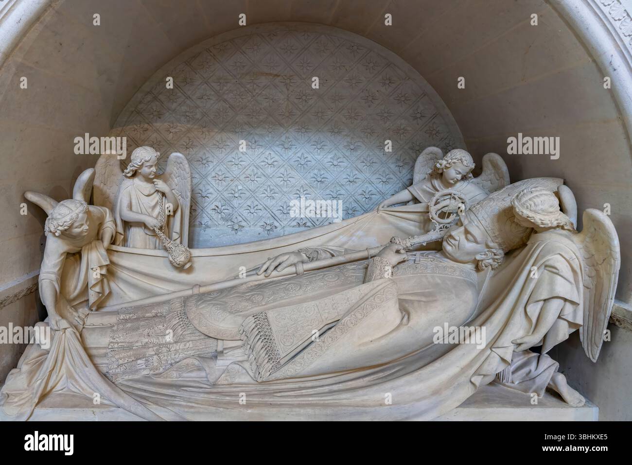 Marmorskulptur mit einer religiösen Figur in fließenden Gewändern mit detaillierten Schnitzereien in der Kathedrale Saint Front, Perigueux, Frankreich Stockfoto