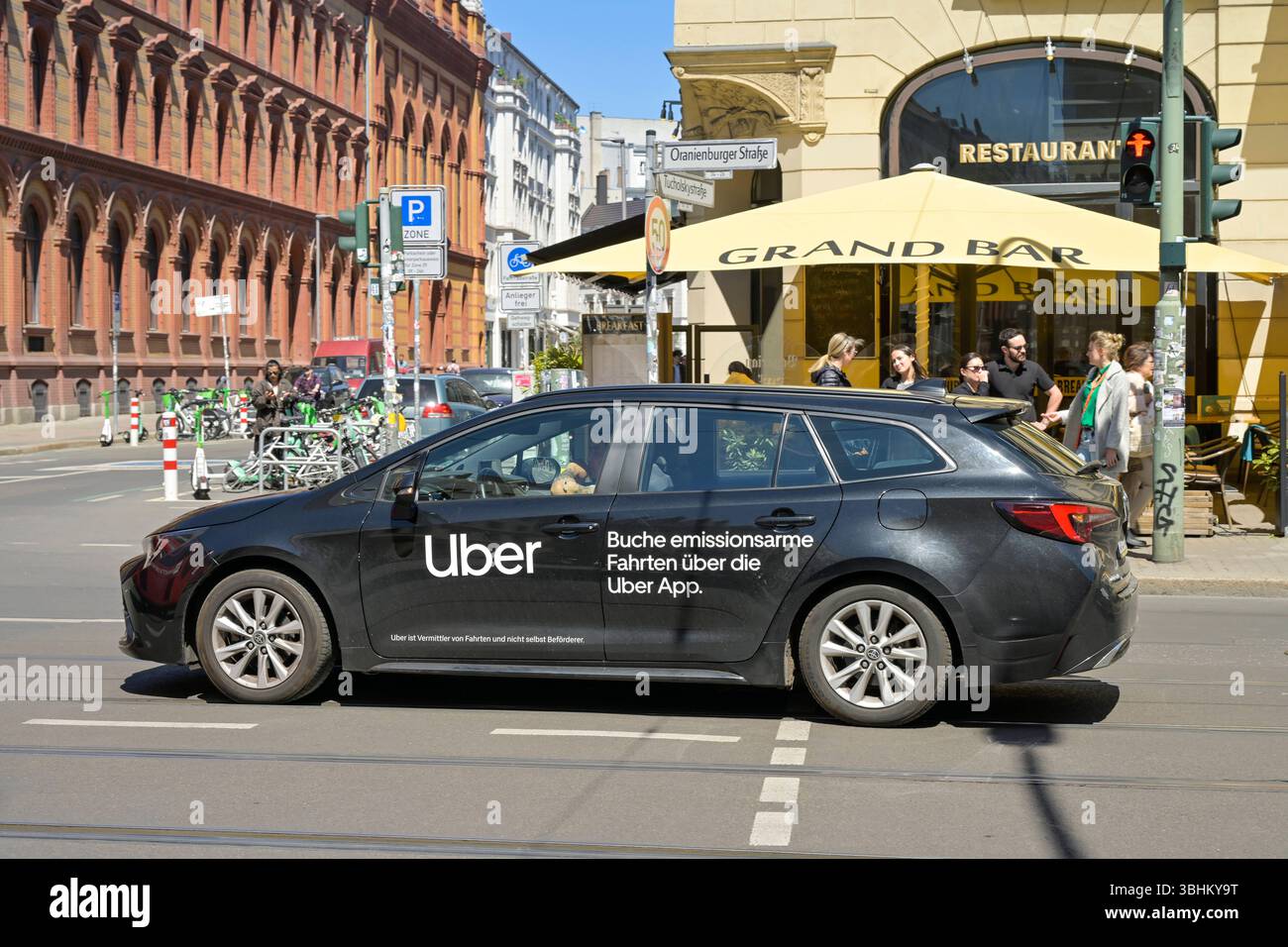 Uber Taxi, Oranienburger Straße, Bezirk Mitte, Berlin, Deutschland *** Uber Taxi, Oranienburger Straße, Bezirk Mitte, Berlin, Deutschland Stockfoto