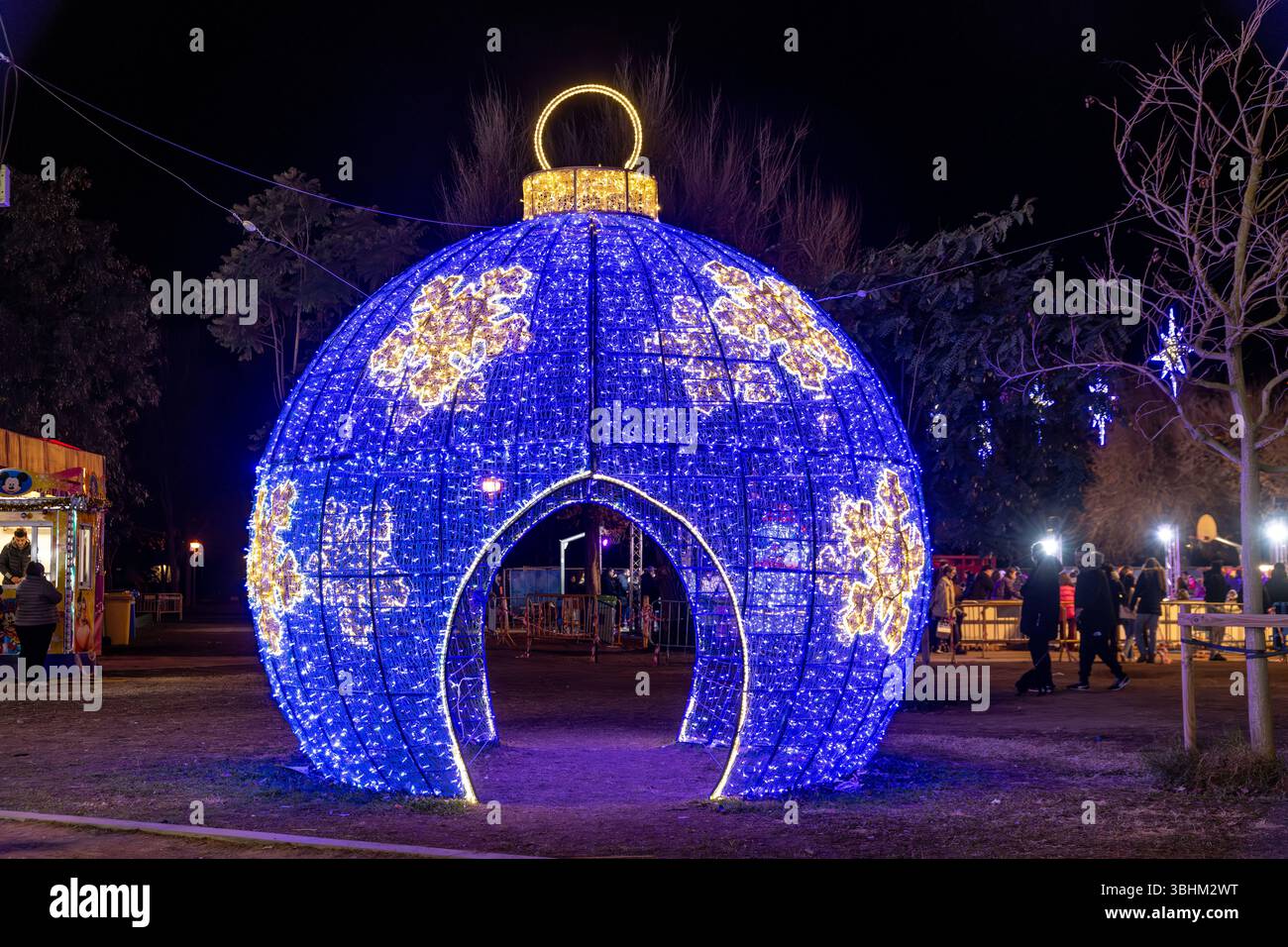 Barcelona, Katalonien - Spanien - 01-07-2025: Ein riesiges, leuchtend blaues Weihnachtsschmuck mit goldenen Schneeflockenmustern als Rundgang Stockfoto