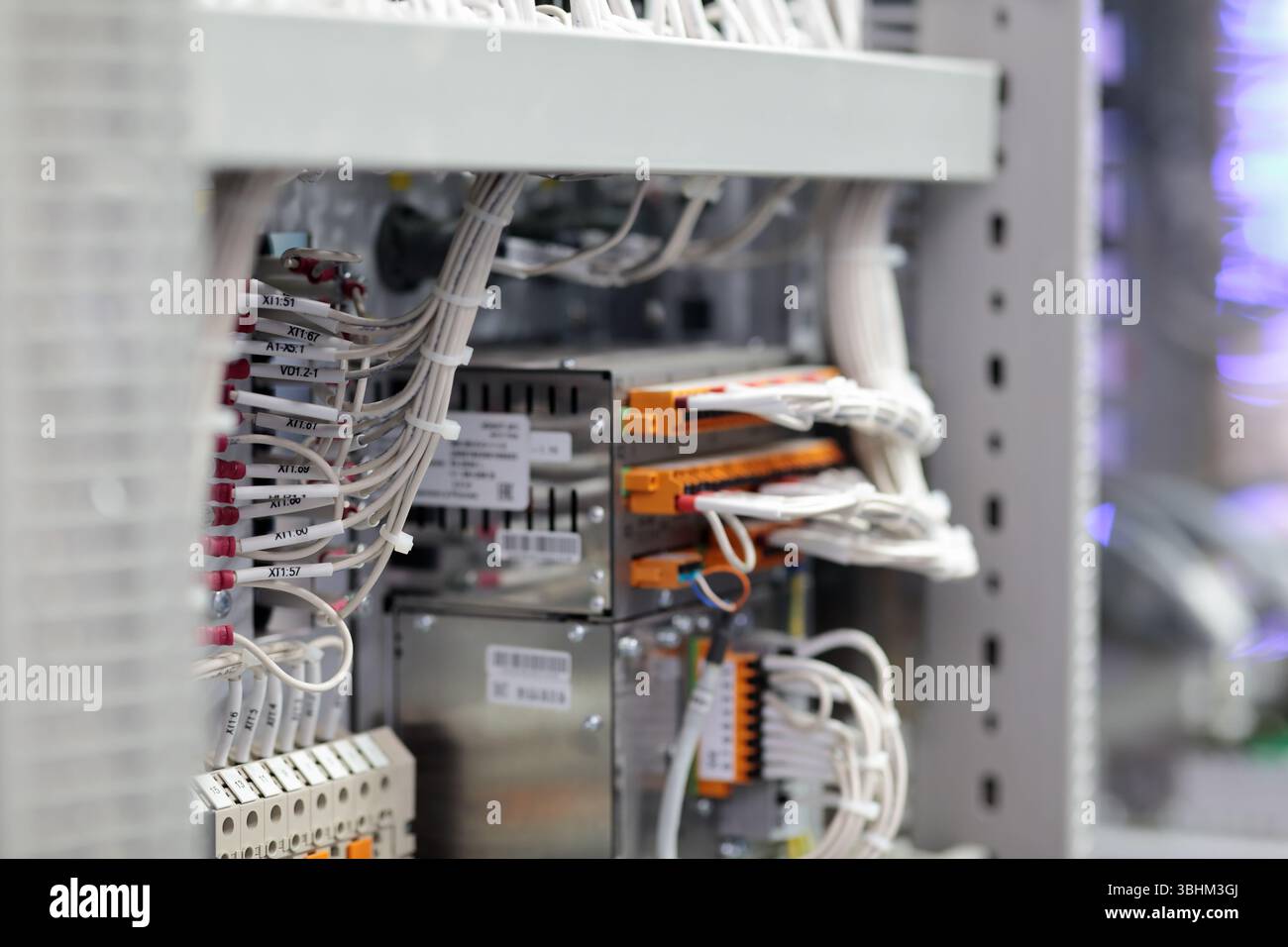 Nahaufnahme des industriellen Schaltschranks mit elektrischem Verkabelungssystem. Selektiver Fokus. Stockfoto