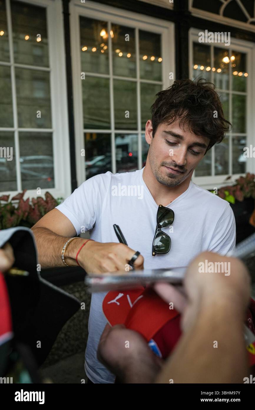 Montreal, Quebec, Kanada – 10. Juni 2025: Charles Leclerc, Ferrari-Formel-1-Fahrer, wird bei seiner Ankunft zum Großen Preis von Kanada vor dem Ritz-Carlton-Hotel in Montreal bei Autogrammen sehen und Fans treffen. Leclerc nahm sich einen Moment Zeit, um die Fans zu begrüßen, die sich vor dem Hoteleingang versammelten, während die F1-Rennwoche beginnt. Stockfoto